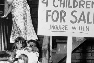 „Děti na prodej, ptejte se uvnitř“. Stará fotografie odkrývá příběh dětí prodaných za pár dolarů - Médium.cz